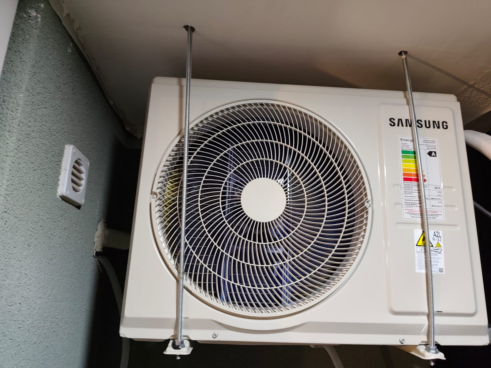 Condensadora Samsung en muro