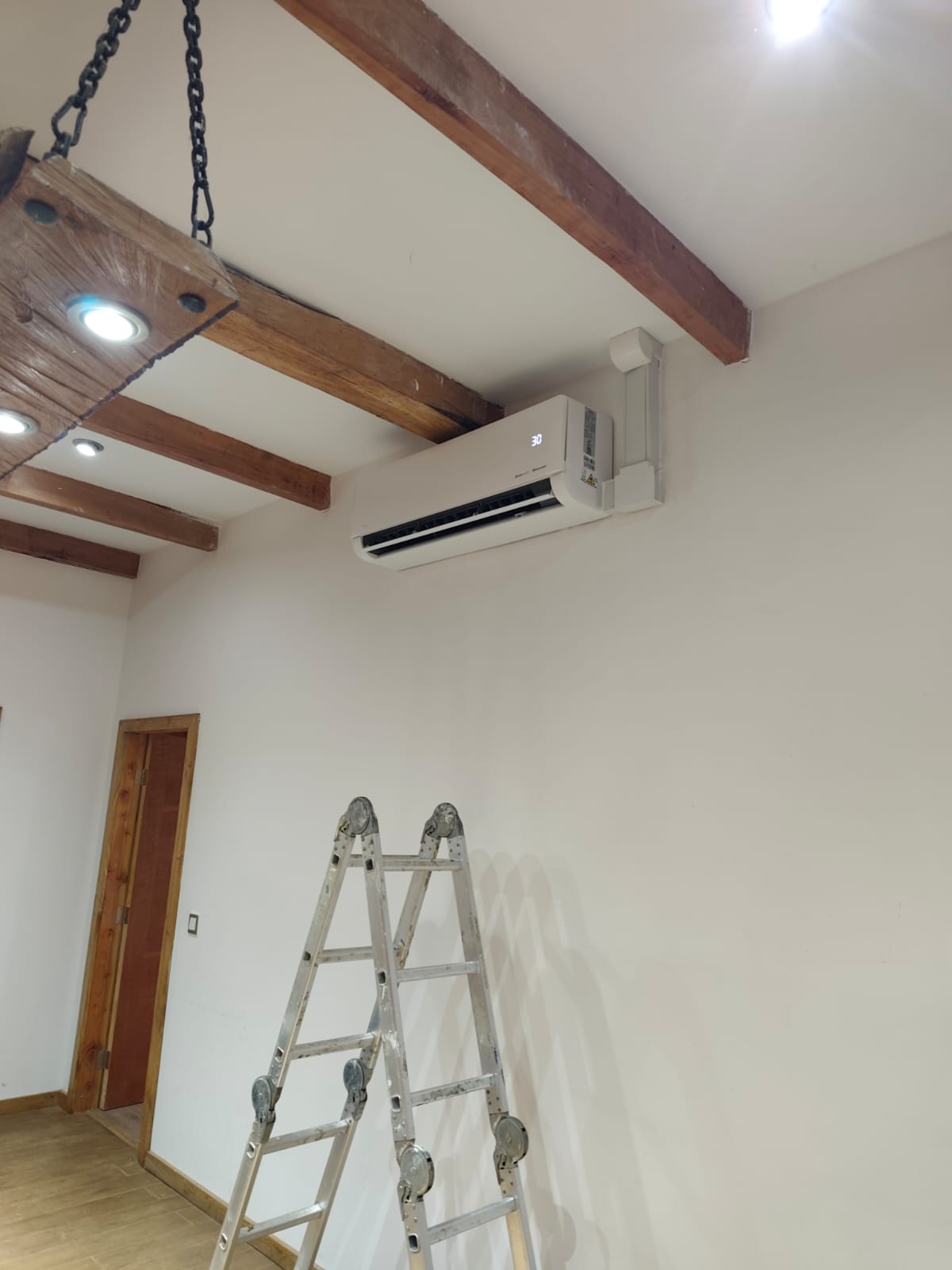 Instalación con vigas de madera
